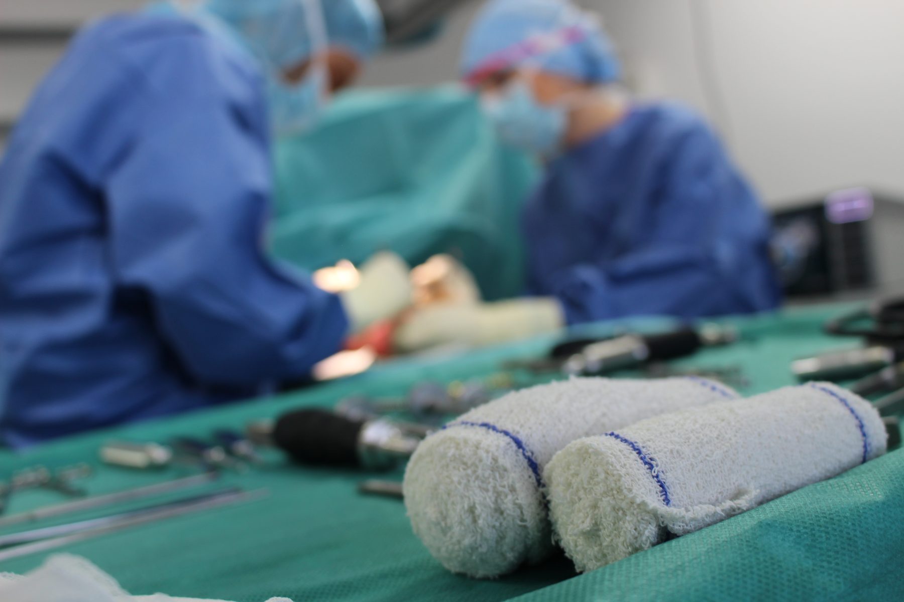 Bloc opératoire — chirurgie du poignet, Institut du Poignet, Mulhouse et Belfort
