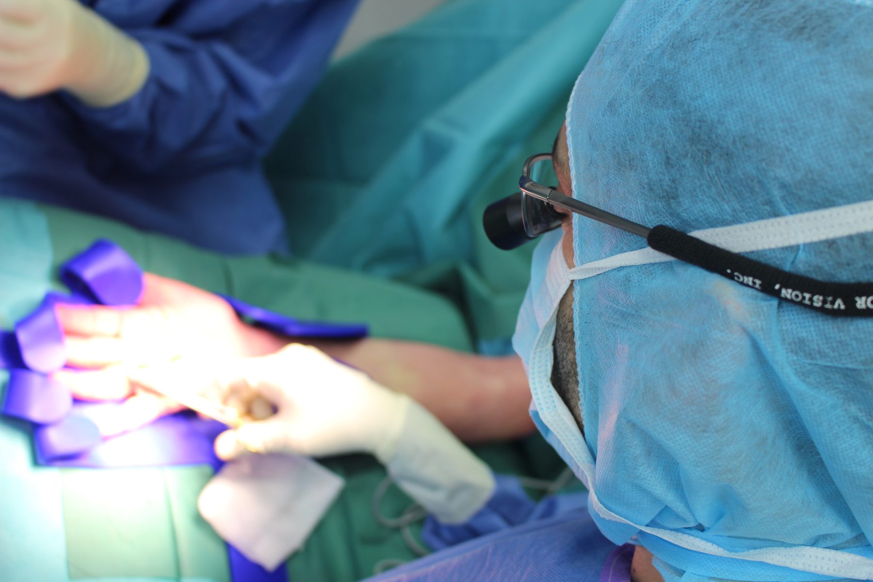 Dr Chihab Taleb en cours d'intervention, chirurgie du poignet sous loupes