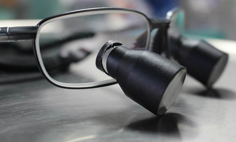 Loupes chirurgicales utilisées en chirurgie mini-invasive du poignet